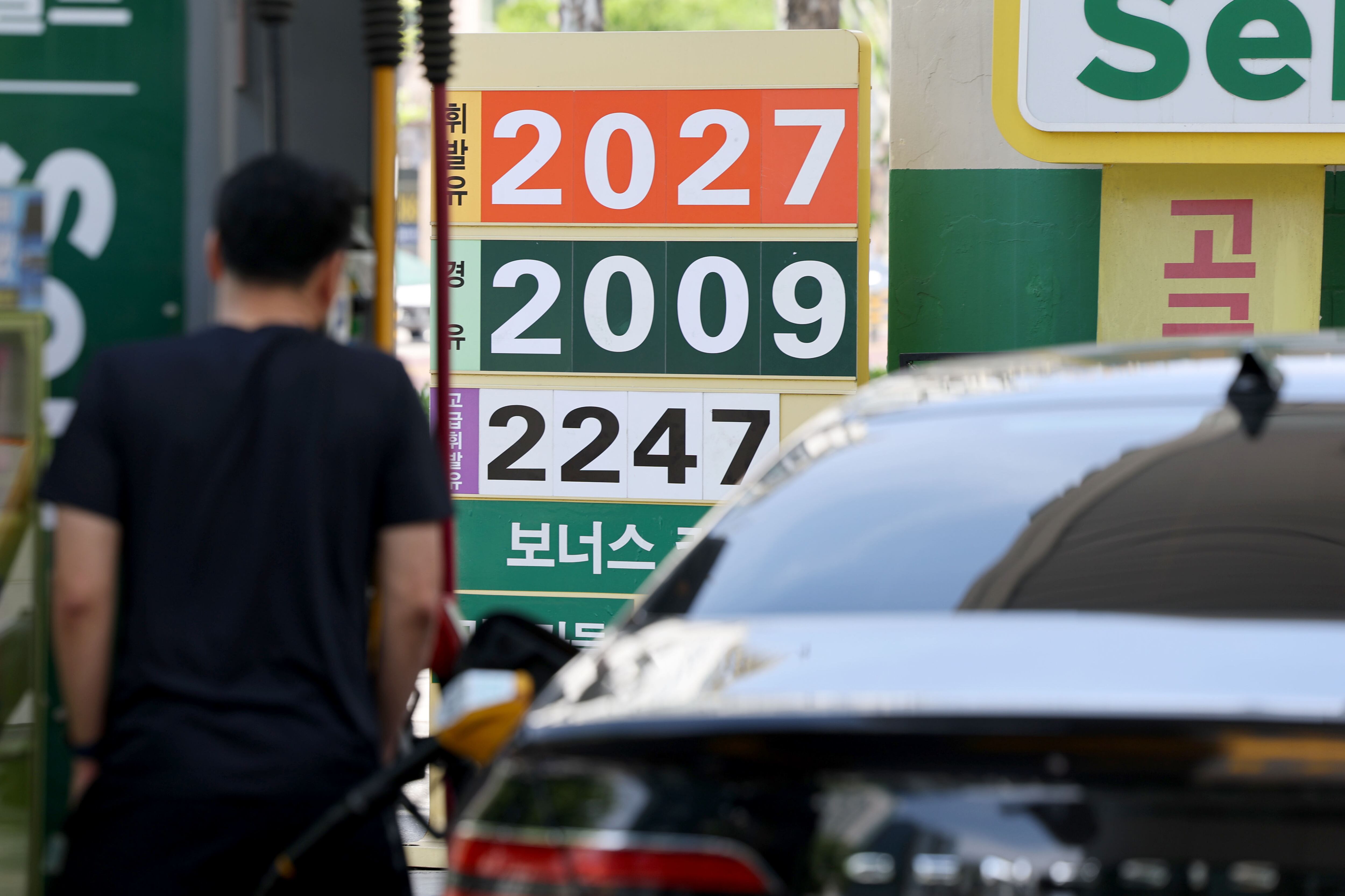 [단독] 석유 최고가격제 한달 반… 정유사 “손실 3조 넘어”