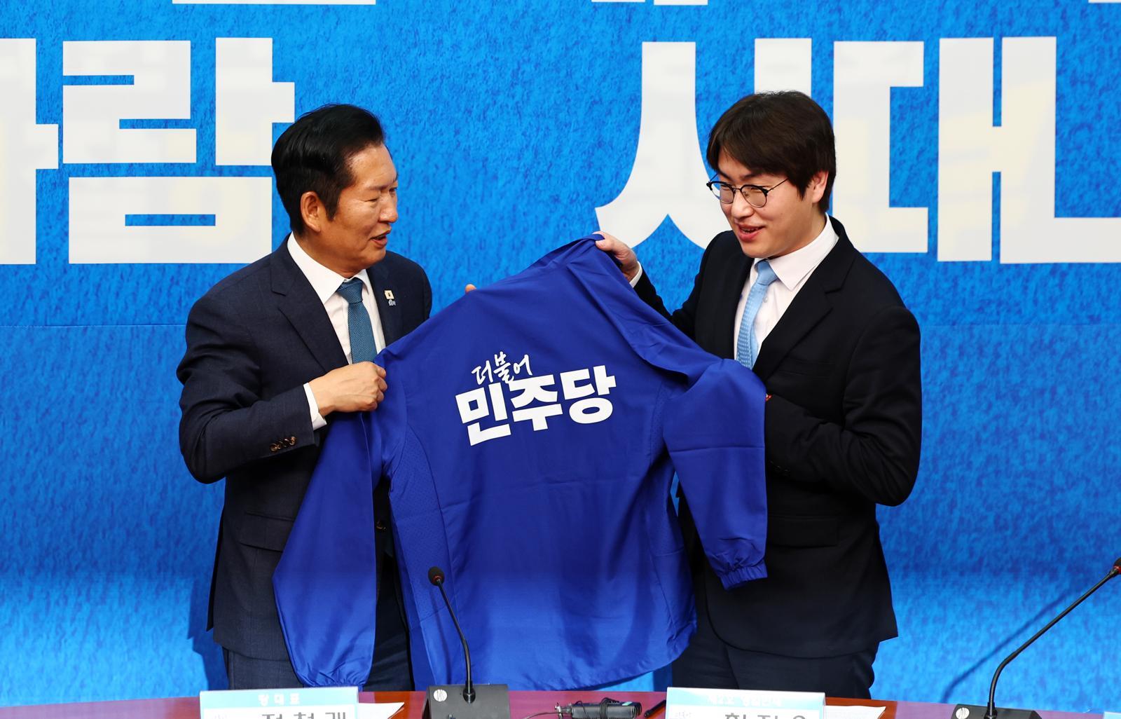 하정우 “단디하겠다”…정청래 “진짜 부산 갈매기”