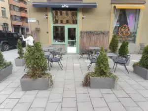 Café “chefiado” por IA na Suécia faz pedidos e até contratou funcionários; entenda