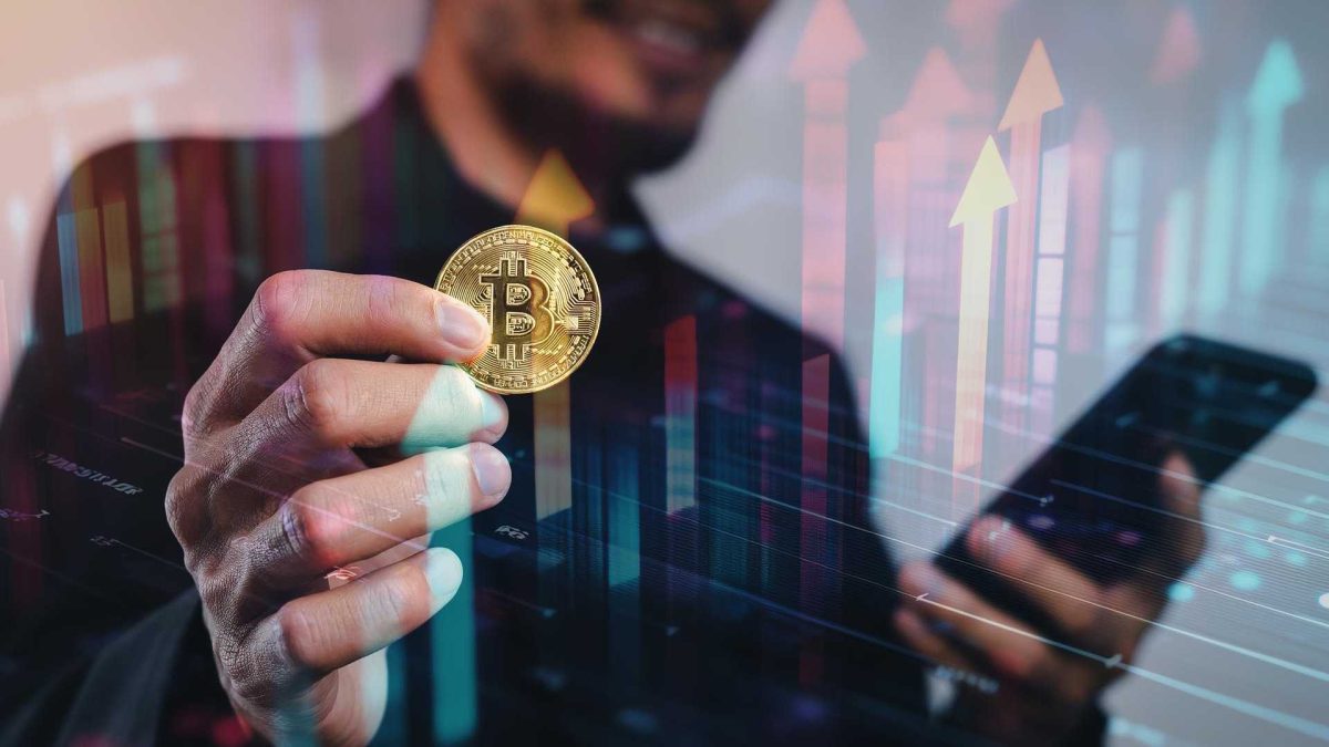 Bitcoin cai, mas interesse sobe: número de investidores no ativo cresce 50% no primeiro trimestre, aponta MB