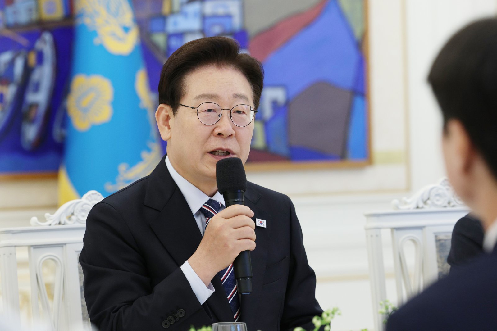 李, 참사 유가족 조롱범 구속에 “모욕적 댓글 엄벌 마땅”