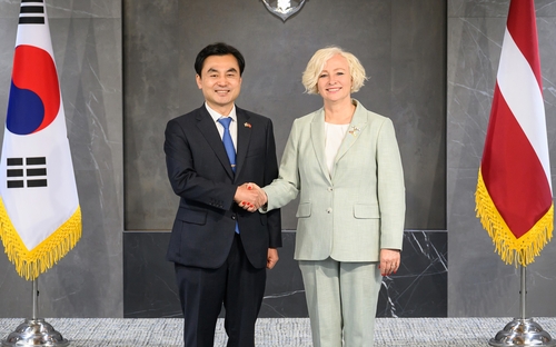 Defense minister voices hope for greater defense industry partnership with Latvia