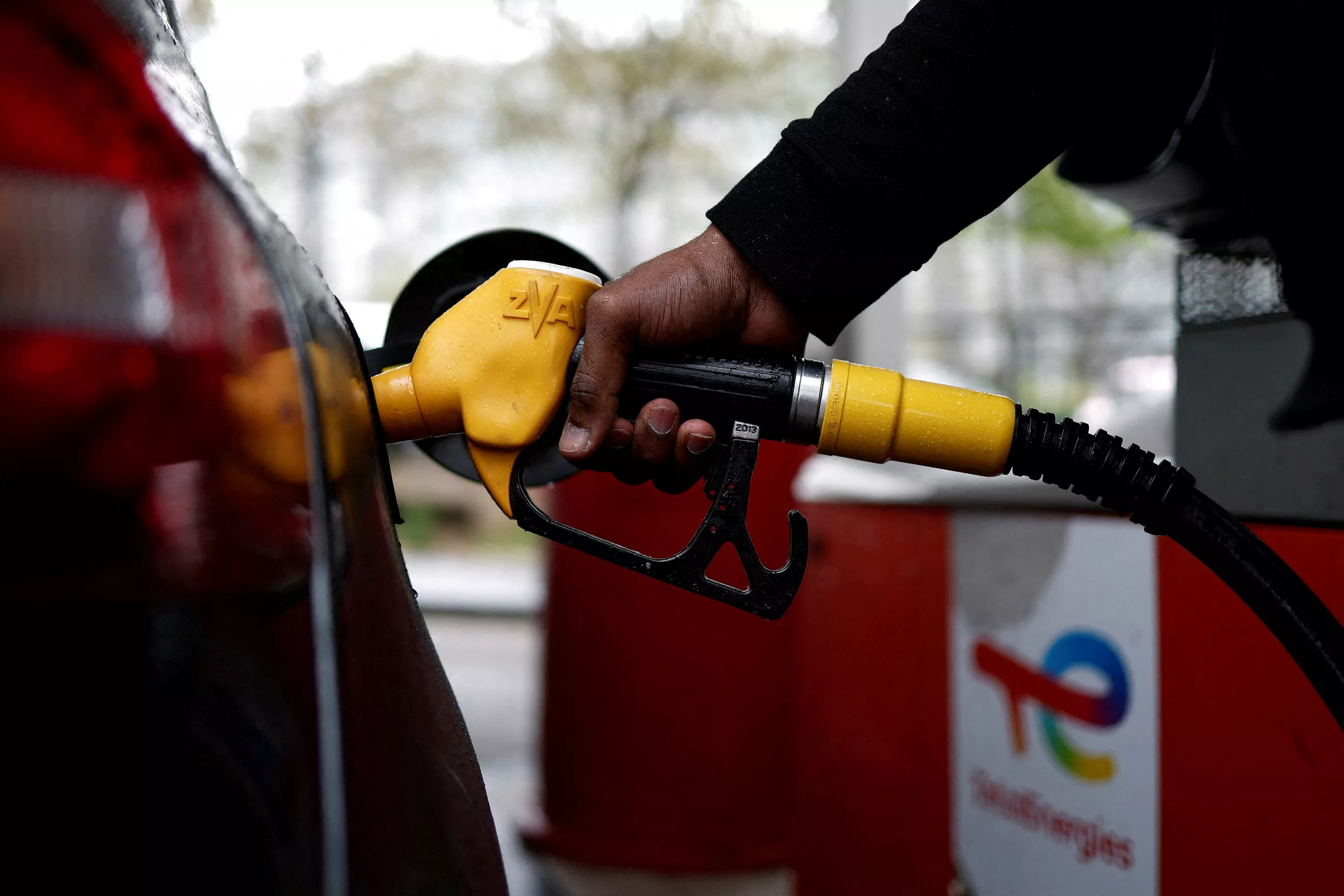 Critiqué par la gauche, TotalEnergies prolonge ses plafonds de prix à la pompe «tant que la crise au Moyen-Orient durera»