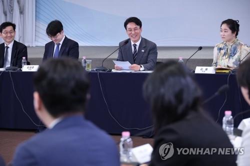 PM calls for practical projects for struggling youths