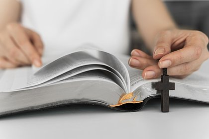 Замдиректора католической школы по защите детей уволили за роман с педофилом