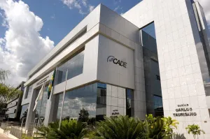 Cade investiga possível alinhamento de preços no mercado aéreo envolvendo Gol e Latam