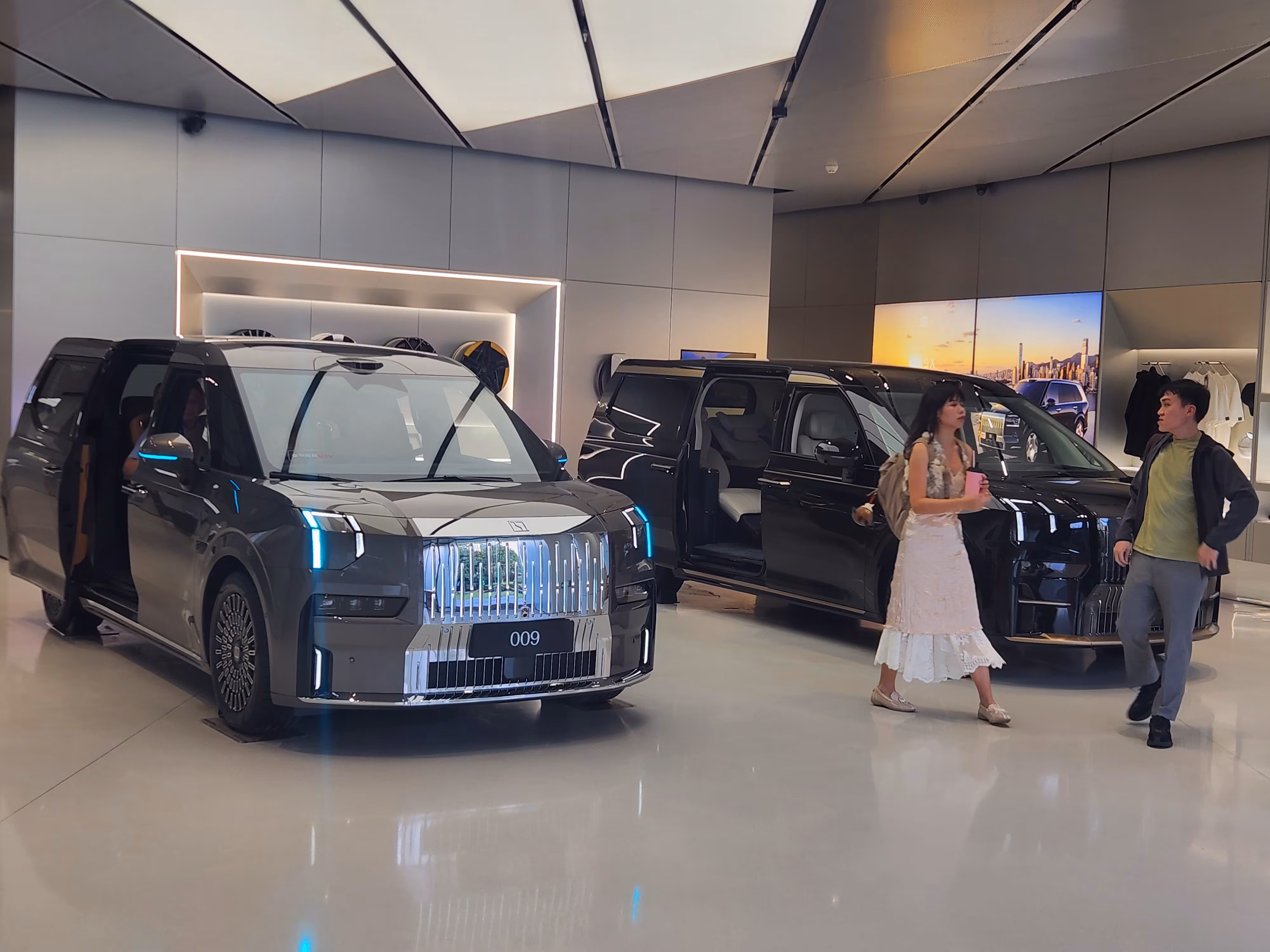 “中 부호들은 벤츠 대신 자국 고급차를 탄다”… 지커 상하이 플래그십 스토어 가보니